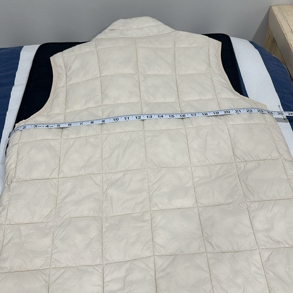 EUC Gap soft puffer vest super comfortable - Picture 11 of 12